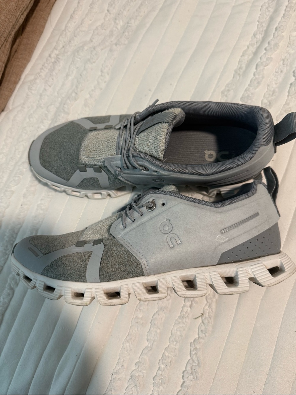 On cloud Terry sneakers